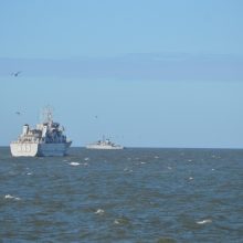Jūroje vyksta dvišalės karinių laivų pratybos