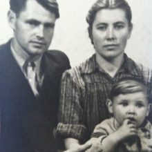 TĖVELIAI. Mažas V. Grubliauskas su tėveliais Augustina ir Boleslovu Grubliauskais.