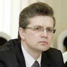 Pavyzdys: Klaipėdos apskrities darbdavių asociacijos vadovo A.Mileškos manymu, Lietuvai siekiant susigrąžinti emigrantus, vertėtų pasinaudoti Airijos sėkmės „receptu“.