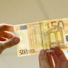 Pirkėjas už telefonus sumokėjo netikrais eurais