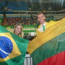Linkėjimai: Rio olimpinėse žaidynėse prieš Lietuvos ir Brazilijos krepšininkų rungtynes D.Guzauskas nusifotografavo su priešininkų komandos sirgale.