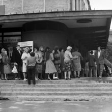 Prievolė: čia  – 1980-ieji, eilė prie kino teatro „Vaiva“ bilietų kasos Herkaus Manto gatvėje. Teatro darbuotojai per šeštadienines talkas būdavo priversti valyti milžiniškus pastato langus.
