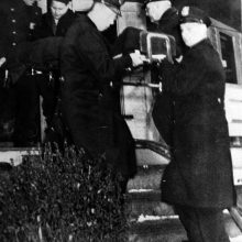 Tragedija: nuslopinus gaisrą, iš apdegusio namo Jungtinių Valstijų pareigūnai išnešė A.Smetonos kūną.