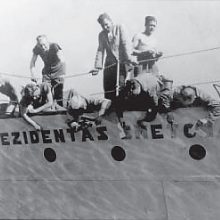 Aktas: 1940 m. birželio 19 dieną jūreiviams sovietų komisarai ant laivo borto liepė uždažyti žodį „Smetona“, liko tik „Prezidentas“, bet labai trumpam, netrukus laivas pervadintas „Pirmūnu“.