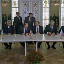 Sugriovė: 1991 m. gruodžio 9 d. Belovežo girioje buvo pasirašytas dar vienas svarbus istorinis dokumentas – vadinamoji Belovežo sutartis, kuria faktiškai buvo sugriauta Sovietų Sąjunga.