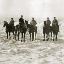 Pajūris: tiek sniego buvo Melnragėje 1921-ųjų žiemą, kairiajame kampe matyti šiaurinio molo švyturys, centre – prancūzų bataliono karininkai.