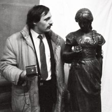 Sugrįžimas: A.Stanevičius neatsispyrė nusifotografuoti su „Anikės“ antrininke – pirmosios skulptūros kopija 1989 metais tik ją atgabenus laivu iš Vokietijos.