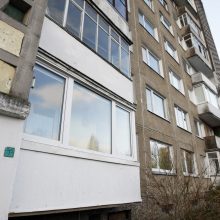 Daugiabutis: neaišku, kada Debreceno g. 47-asis namas bus renovuotas, todėl pirmajame aukšte gyvenantys žmonės patys apšildo balkonus ir kambarių sienas.