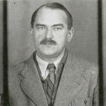 Netektis: T.Hertelis – brangiausiai apmokamas lietuvių saugumo agentas, žinomas slapyvardžiais „Diplomat“ ir „Ona“. 1940 m. jis buvo vokiečių suimtas ir 1943 m. sušaudytas.