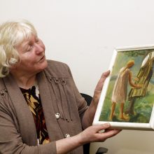 Jausmai: R.Vičiulienė saugo 1969 m. Vytauto nutapytą paveikslą, kuriame vaizduojama jo sesutė, valanti dulkes nuo tautinio kostiumo.