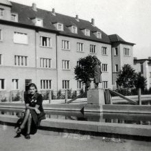 1942 m. nuotraukoje dabartinėje Lietuvininkų aikštėje įamžinta originalioji Anikės skulptūra, kuri čia buvo perkelta dar prieš A.Hitlerio 1939 m. kovo 23 d. vizitą Klaipėdoje, o po karo paminklas mįslingai dingo.