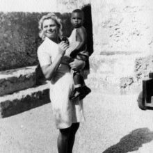 Prisiminimui: prieš daug metų ant rankų L.Ubartienės laikytas afrikiečių berniukas visai nebijojo baltosios moters.