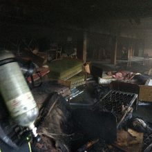 Dėl degusių čiužinių evakuotas pastatas