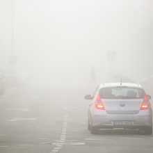 Perspėja kelininkai: eismo sąlygas Raseinių ir Panevėžio rajonuose sunkina rūkas