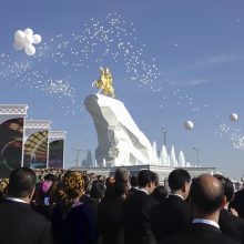 Turkmėnijos lyderio kultas sutvirtintas paauksuotu paminklu