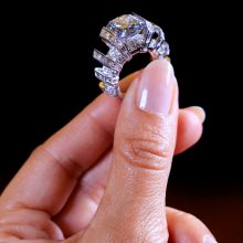Aukcione už 17 mln. dolerių parduotas retas mėlynasis deimantas