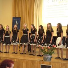 Garliavoje moksleiviai dainavo Lietuvai 