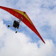 Ant Netonių kalno įamžintas pirmasis Lietuvos sklandytojų skrydis