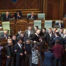 Kosovo parlamente opozicija vėl paleido ašarines dujas