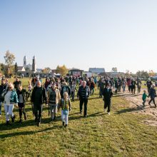 Neeilinė šventė Garliavoje: baigtas sodinti Šimtmečio parkas