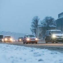 Neišsprendžiamas galvosūkis keliuose: barstomi visą parą, bet avarijų – apstu