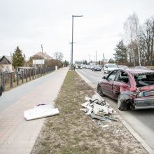 Karmėlavoje vilkikas taranavo opelį, sužaloti 2 iš 3 šio ekipažo narių