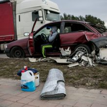 Karmėlavoje vilkikas taranavo opelį, sužaloti 2 iš 3 šio ekipažo narių