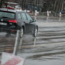 Žiema dar nenori trauktis: pavasarišką saulę Kaune pakeitė sniegas