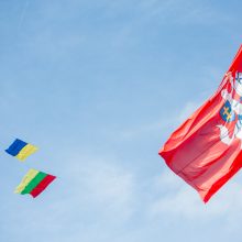 Virš „Laisvės kario“ suplazdėjo aitvaru pakeltos Lietuvos ir Ukrainos vėliavos