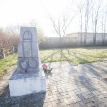 Kauno kapinėse dažais apipaišytas sovietinis paminklas