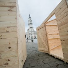 Rotušės aikštėje jau kyla Kalėdų miestelio stogai