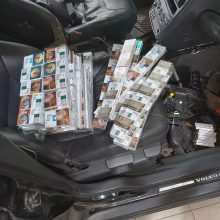 Baltarusis ir vilnietis automobilių slėptuvėse gabeno kontrabandines cigaretes