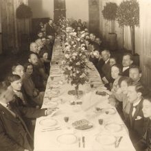 Kauno rusų gimnazijos dėstytojai ir svečiai prie šventinio stalo 1935 m.