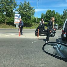 Jonavos gatvėje kelio nepasidalijo motoroleris ir „Peugeot“