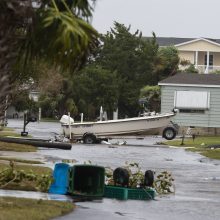 Floridos šiaurę talžęs uraganas slenka per JAV pietryčius
