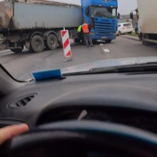 Vilniuje susidūrė du sunkvežimiai: gatvė tapo sunkiai pravažiuojama