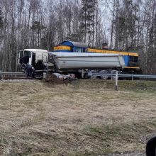 Avarija Klaipėdos rajone: geležinkelio pervažoje susidūrė vilkikas ir šilumvežis