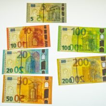 Į apyvartą išleidžiami nauji 100 ir 200 eurų banknotai