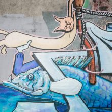 Nauji piešiniai ant sienos Nemuno krantinėje: menininkai palaidojo Kauną?