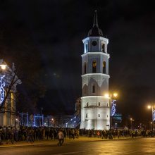 Šiemet Vilniuje karūnuota eglė ar praėjusių metų kompozicija „Laikas“: kas puošniau? 