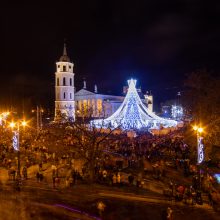 Šiemet Vilniuje karūnuota eglė ar praėjusių metų kompozicija „Laikas“: kas puošniau? 