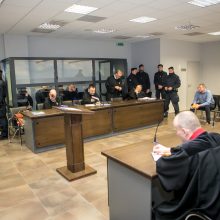 Kamuolinių galo pradžia: teismas pasigedo vieno kaltinamojo ir penkių advokatų 