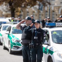 Policijos pareigūnai visoje Lietuvoje švyturėliais atidavė pagarbą žuvusiam kolegai