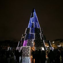 Sostinėje įžiebta siurreali Kalėdų eglė