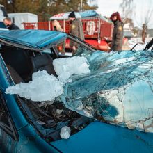 Nuskendęs „Subaru“ ištrauktas iš marių dugno <span style=color:red;>(vaizdo įrašas)</span>