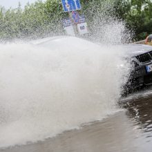 Joninių dieną Kauną vėl užklupo liūtis