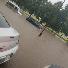 Smarki liūtis Šiauliuose: užtvindytose gatvėse skendo automobiliai, maudėsi žmonės