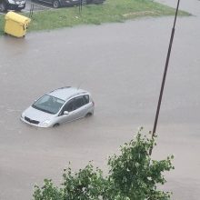 Smarki liūtis Šiauliuose: užtvindytose gatvėse skendo automobiliai, maudėsi žmonės