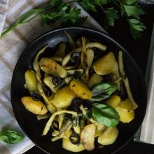 Veganiški patiekalai: keptos bulvės su šparaginėmis pupelėmis ir bazilikais