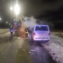 Kalėdų vakarą atvira liepsna degė automobilis